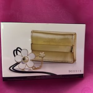 NWT MARC JACOB LIMITED EDITION SOLID PARFUMÉ DAISY CHARM NECKLACE & GOLD POUCH!!